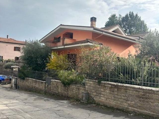Case e ville in vendita di 350 m² in Via Alcide de Gasperi, 87