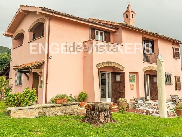 Case e ville in vendita di 350 m² in Via Arcioni
