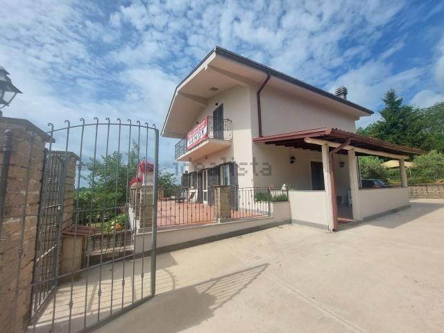 Case e ville in vendita di 350 m² in Via Ariana, 118