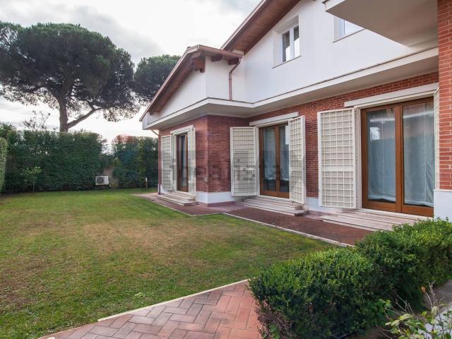 Case e ville in vendita di 350 m² in Via Aristonida, 4