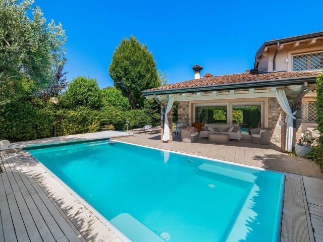 Case e ville in vendita di 350 m² in Via Bariselli