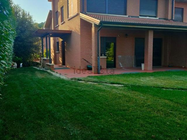 Case e ville in vendita di 350 m² in Via G. Reni, 7