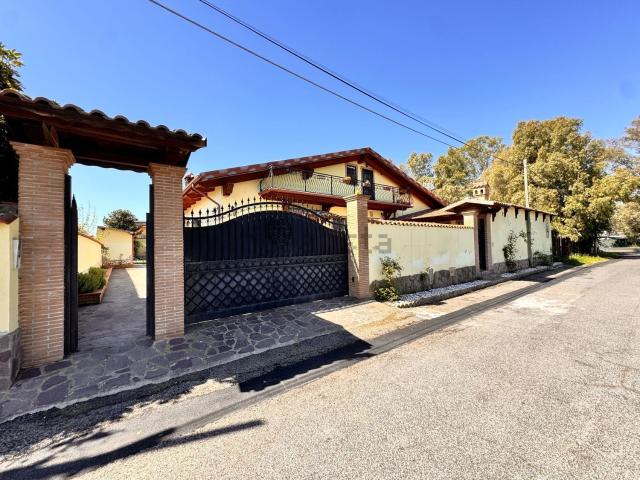 Case e ville in vendita di 350 m² in Via Gavello, 10