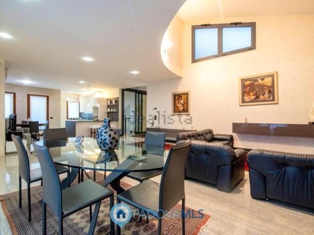 Case e ville in vendita di 350 m² in Via Gabriele D&apos Annunzio