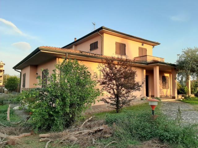 Case e ville in vendita di 350 m² in Via Giacomo Puccini