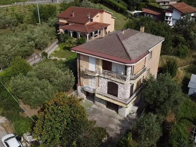 Case e ville in vendita di 350 m² in Via Giordano Bruno