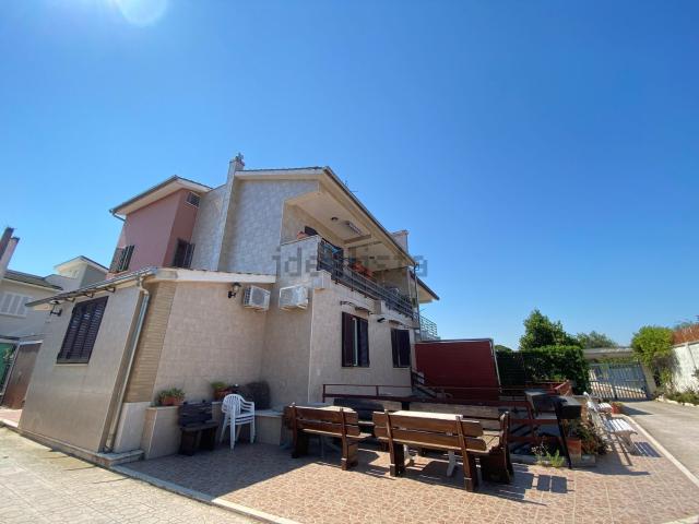 Case e ville in vendita di 350 m² in Via Giovanni Gentile, 108