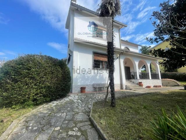 Case e ville in vendita di 350 m² in Via Don Sturzo