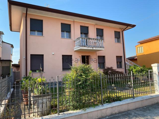 Case e ville in vendita di 350 m² in Via Dante Alighieri, 3