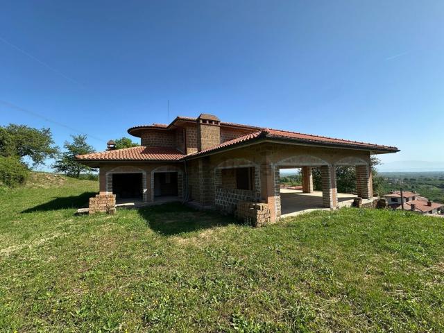 Case e ville in vendita di 350 m² in Via dei Melograni