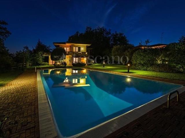 Case e ville in vendita di 350 m² in Via dei Colli
