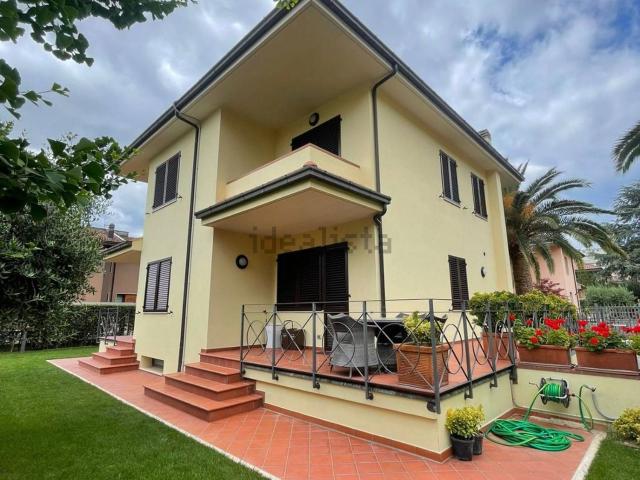 Case e ville in vendita di 350 m² in Via dei Girasoli