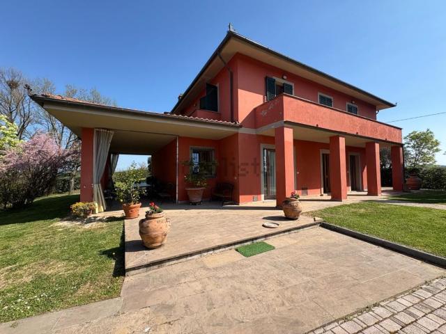Case e ville in vendita di 350 m² in Via dei Praticelli, 127