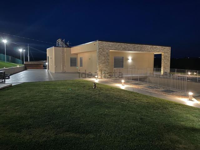 Case e ville in vendita di 350 m² in Via del Casolare