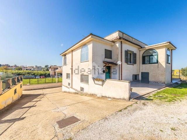 Case e ville in vendita di 350 m² in Via dell&apos Acqua Acetosa, 15