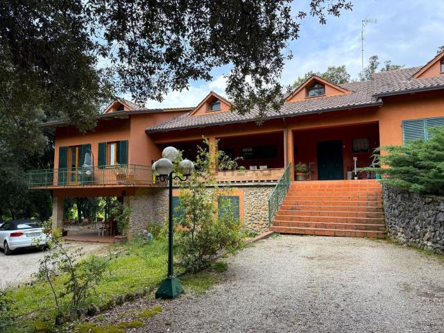 Case e ville in vendita di 350 m² in Via dell&apos Erica, 2