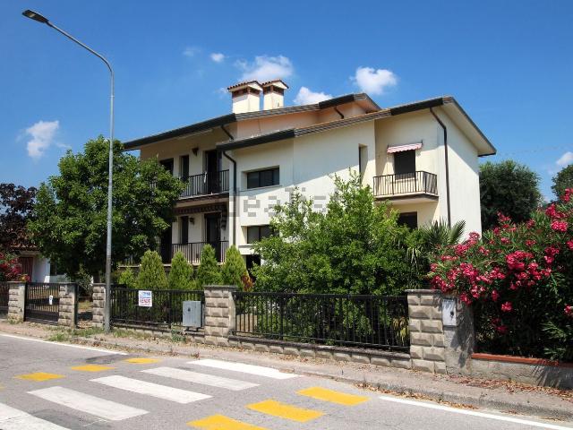 Case e ville in vendita di 350 m² in Via della Liberazione, 76