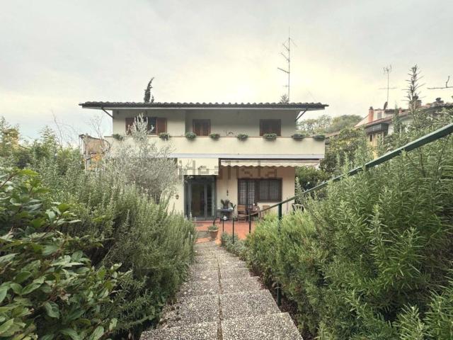 Case e ville in vendita di 350 m² in Via delle Fonti, 42