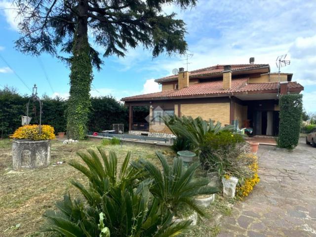 Case e ville in vendita di 350 m² in Via delle Palme, 19