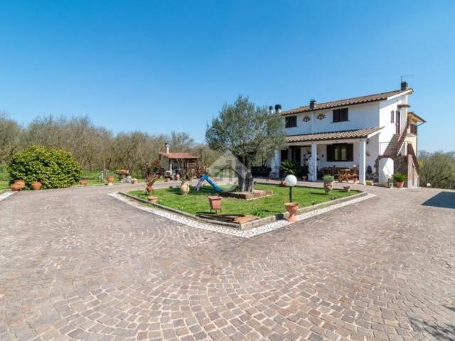Case e ville in vendita di 350 m² in Via delle Vigne, 3