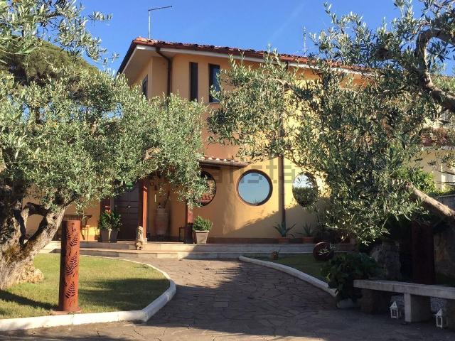 Case e ville in vendita di 350 m² in Via di Fontana Candida