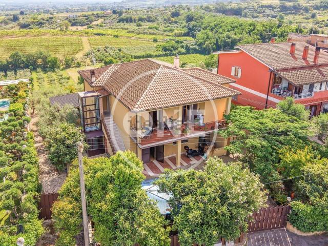 Case e ville in vendita di 350 m² in Via di Fontana Candida, 411