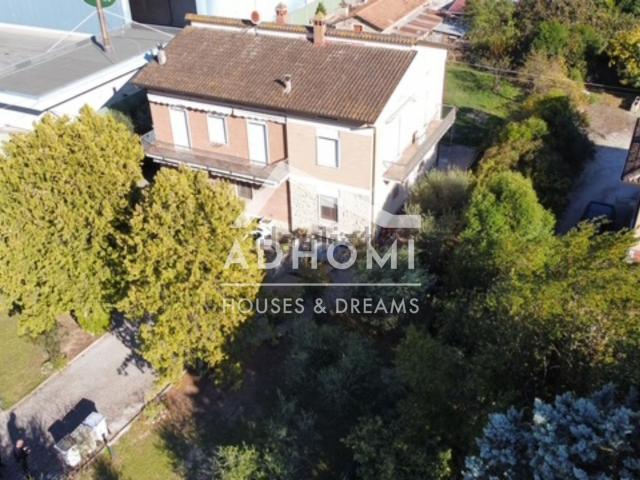 Case e ville in vendita di 350 m² in Via Enrico Mattei, 36