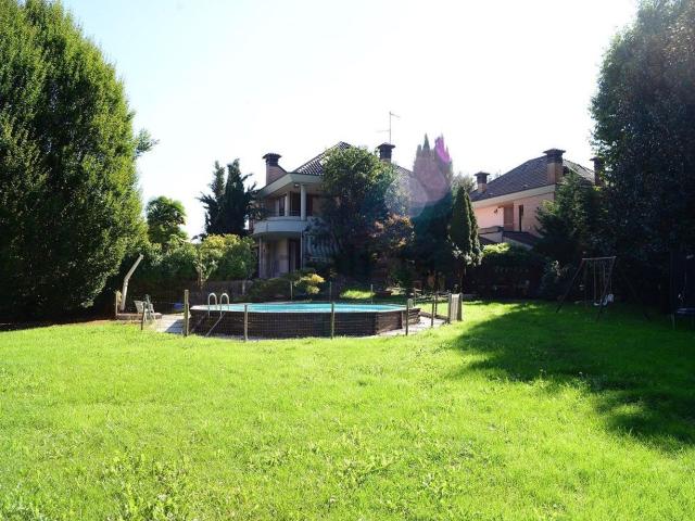 Case e ville in vendita di 350 m² in Via Eugenio Villoresi, 62