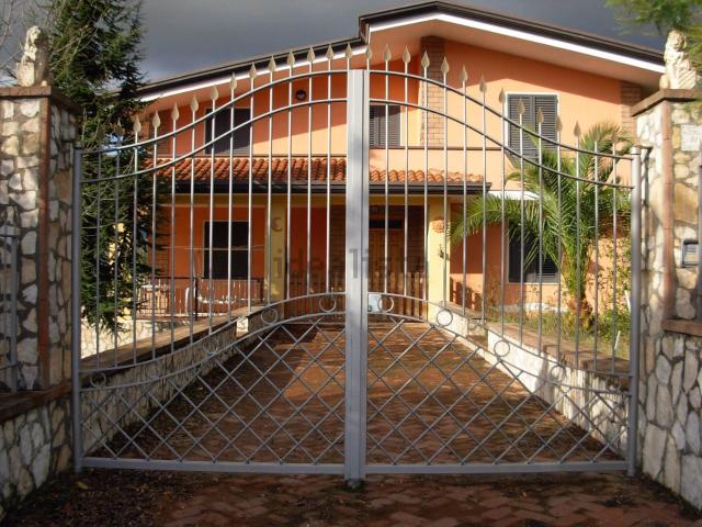 Case e ville in vendita di 350 m² in Via Fontana delle Selve, 51