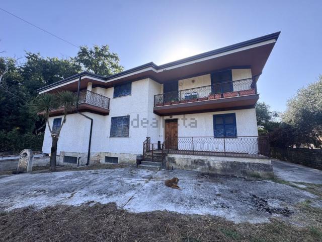 Case e ville in vendita di 350 m² in Via Farneto