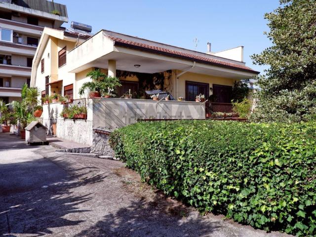 Case e ville in vendita di 350 m² in Via Ferrarecce, 138