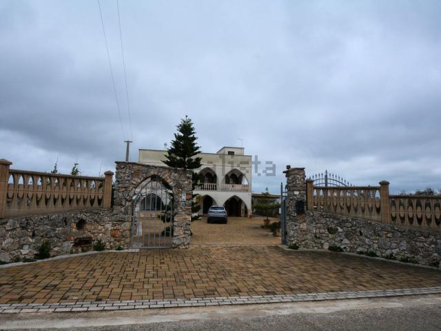 Case e ville in vendita di 350 m² in Via Francesco Argentieri