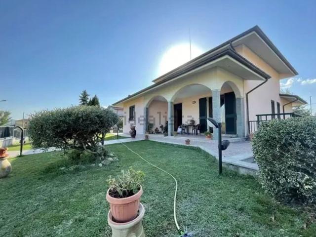 Case e ville in vendita di 350 m² in Via I Maggio