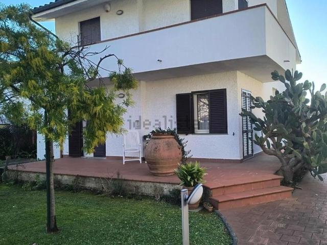 Case e ville in vendita di 350 m² in Via Isola del Giglio