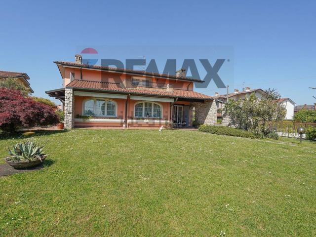 Case e ville in vendita di 350 m² in Via Locatelli Antonio, 61