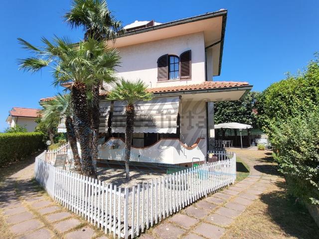Case e ville in vendita di 350 m² in Via Lago D&apos Iseo