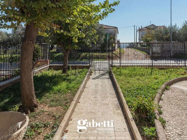 Case e ville in vendita di 350 m² in Via Lanciano, 194