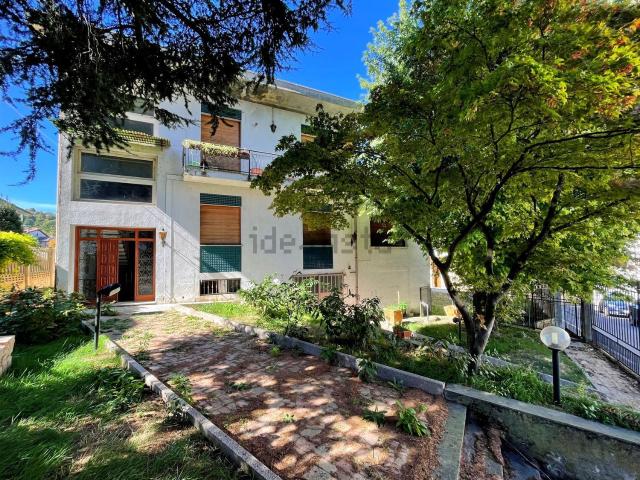 Case e ville in vendita di 350 m² in Via Montalino, 9