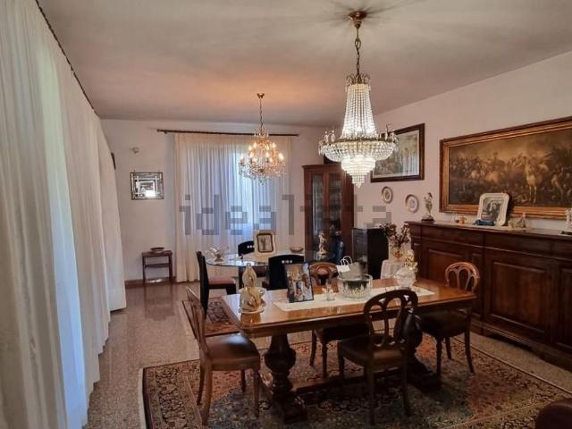 Case e ville in vendita di 350 m² in Via Macchia