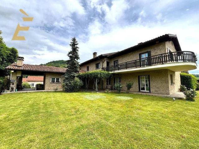 Case e ville in vendita di 350 m² in Via Madonna di Campagna, 32