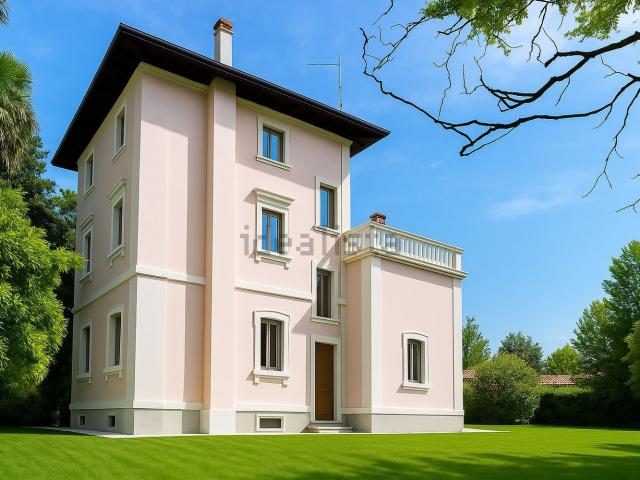 Case e ville in vendita di 350 m² in Via Nino Bixio