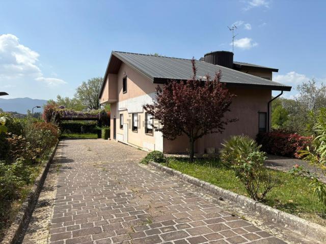 Case e ville in vendita di 350 m² in Via San Lazzaro