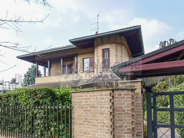 Case e ville in vendita di 350 m² in Via Monterosa