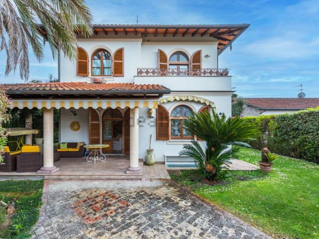 Case e ville in vendita di 350 m² in Via Scassicarli