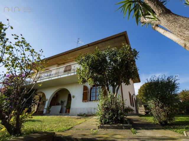 Case e ville in vendita di 350 m² in Via Palazzi, 28