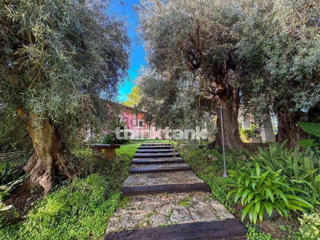 Case e ville in vendita di 350 m² in Via per Canicattini