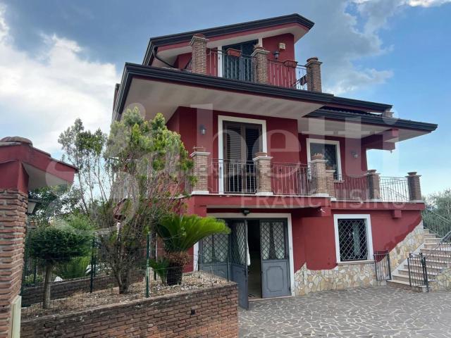 Case e ville in vendita di 350 m² in Via Pizzone