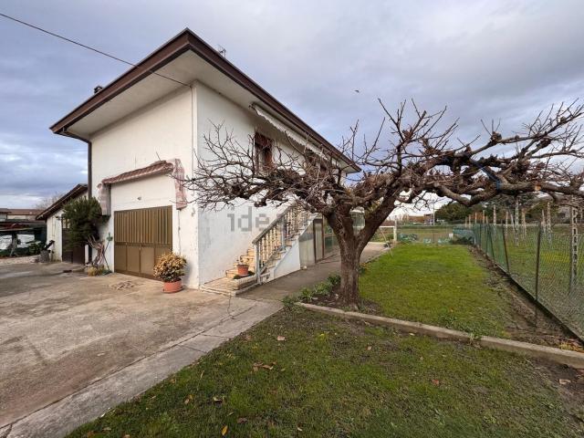 Case e ville in vendita di 350 m² in Via Pierdomenico Frattini, 82