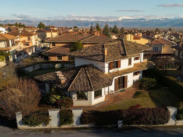 Case e ville in vendita di 350 m² in Via Pio XII, 9