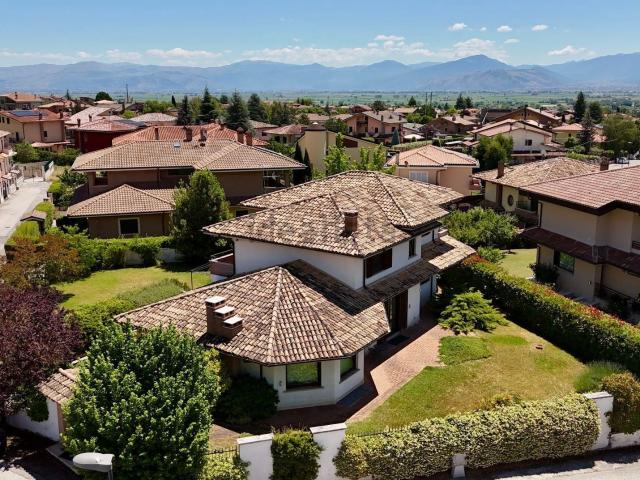 Case e ville in vendita di 350 m² in Via Pio XII, 9